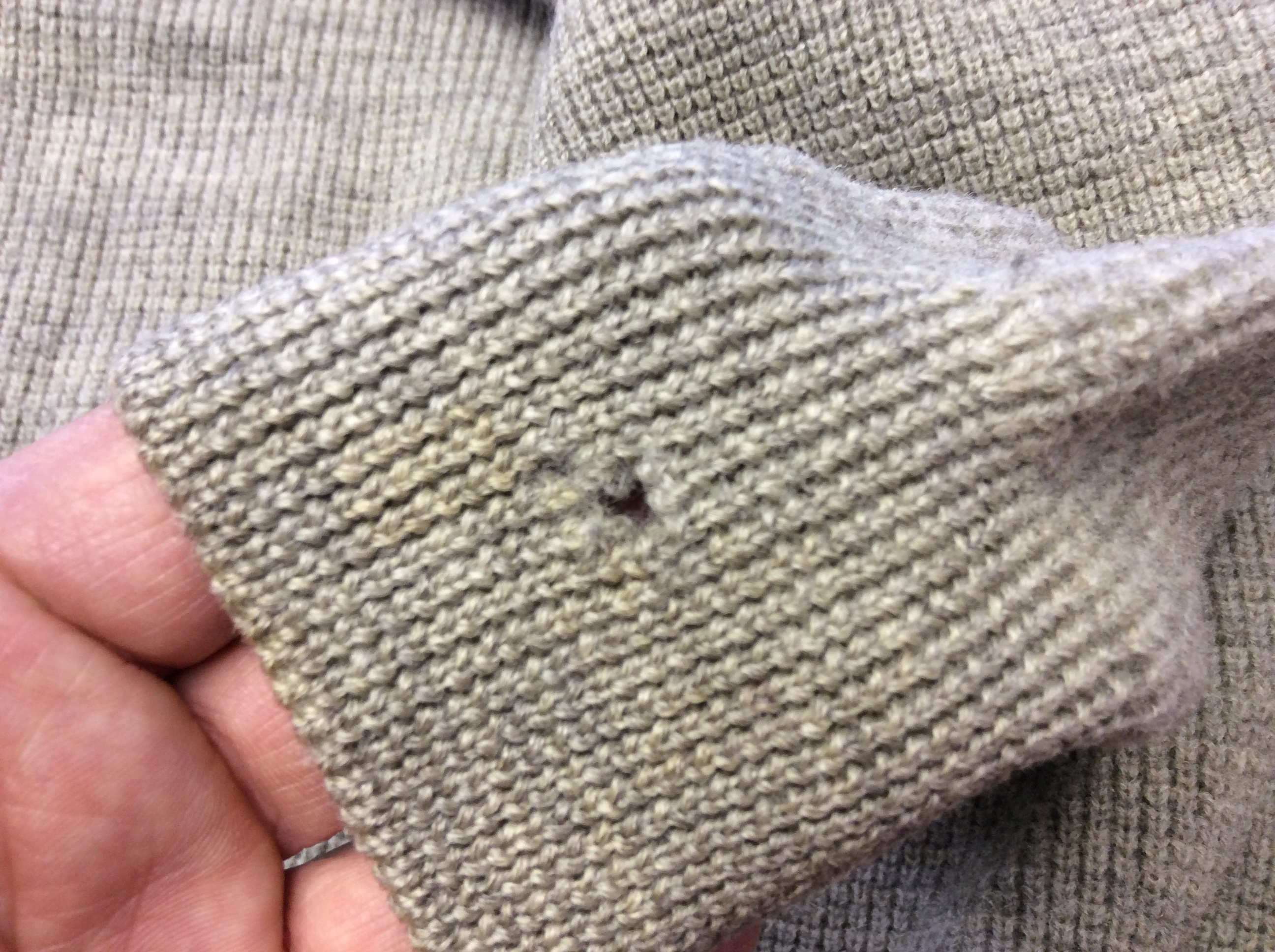 セーター の 虫食い 修理