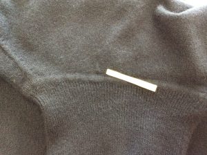 タートルネックセーター虫くい穴修理アフター