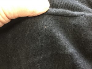 カシミヤセーターの虫くい穴修理ビフォー
