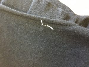 カシミヤセーターの虫くい穴修理アフター