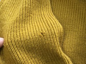 セーターの虫食い穴修理ビフォー