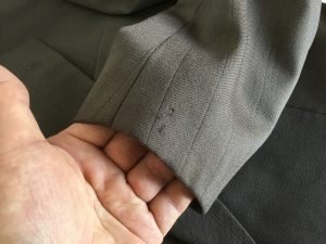 スーツ袖口の虫食い穴ビフォー